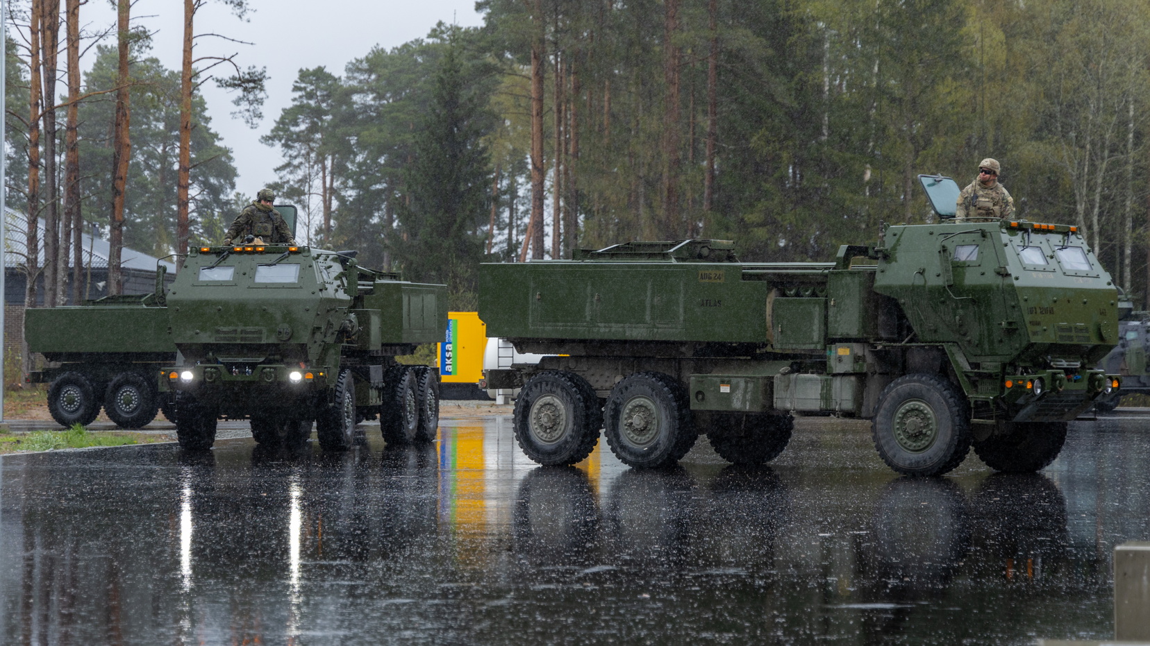 Kuus HIMARS mitmikraketiheitjat jõudsid Eestisse